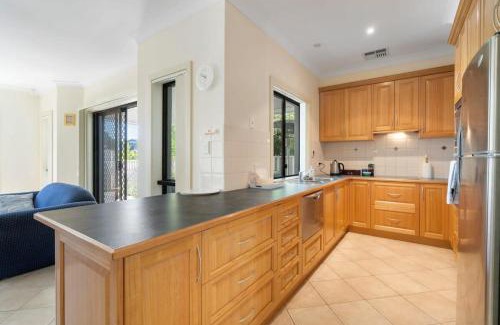 Port Elliot Apartment | Relax on Charles St - 4A Charles Street Port Elliot - BYO Linen