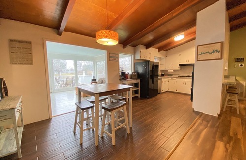Inman House | Relax on Lake Bowen at our spacious 3-bedroom retreat