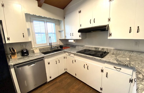 Inman House | Relax on Lake Bowen at our spacious 3-bedroom retreat