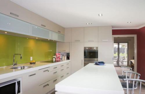 Fitzroy House | Relax on Richmond - modern beachside house retreat