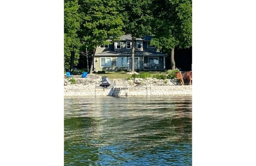 Sturgeon Bay House | Relax on the shores of Green Bay in your beautiful, private, two bedroom home