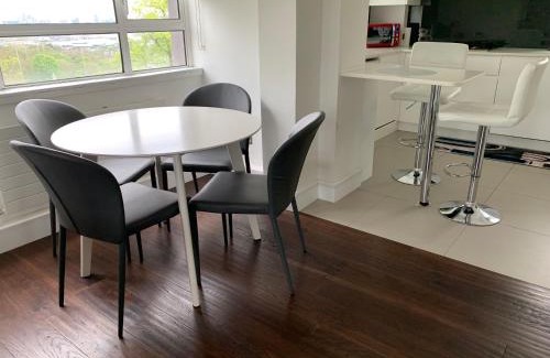 Charlton Apartment | Relax, Play and Work in London