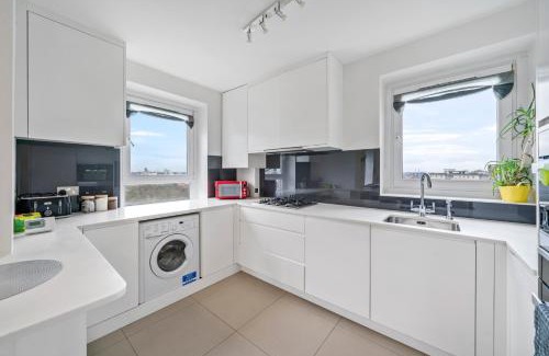 Charlton Apartment | Relax, Play and Work in London