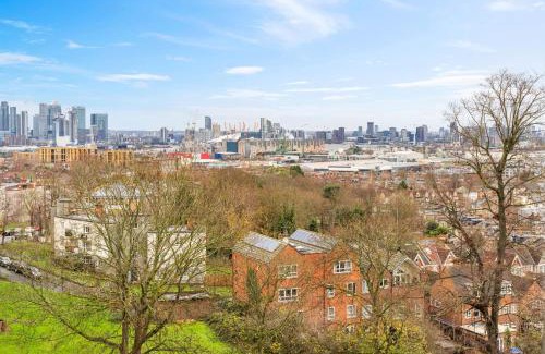 Charlton Apartment | Relax, Play and Work in London