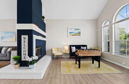 Trailer Estates House | Relax & Play Luxe 3 BR Escape w Pool & Games