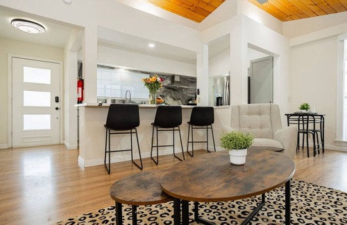 Beverly Green House | Relax & Play: Private Modern Stay & Chef's Kitchen