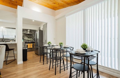 Beverly Green House | Relax & Play: Private Modern Stay & Chef's Kitchen