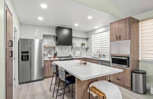 Fresno House | Relax & Re-leaf in Modern Comfort