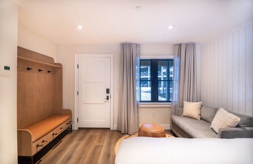 Midway Hotel | Relax & Rejuvenate in the Best Family Suite w/Pool & Breathtaking Outdoor!