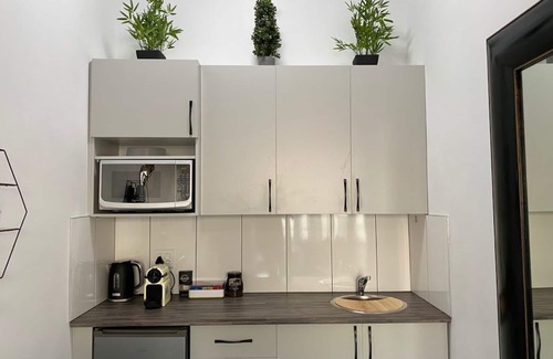 Glencairn Apartment | RELAX,REVIVE & RESET and Enjoy the Sounds of the Sea!