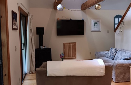 Conway Ski Chalet | Relax, swim, kayak, ski, shop, bike and play! Come enjoy the valley.