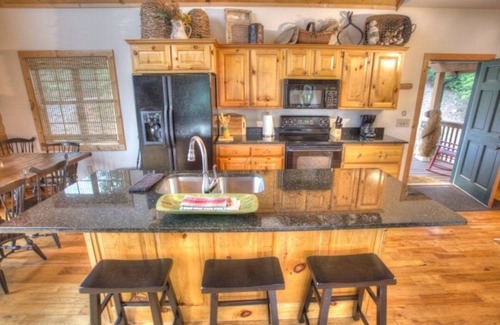 Cleveland Cabin | Relax & Unwind at Ritz on the Rocks! Dog Friendly, Hot Tub, Near Wineries!