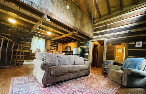 Hot Springs Cabin | Relax & Unwind in an Iconic Cabin! River views