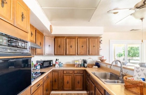 Hood Other | Relax & unwind in unique Farmhouse, Elk Grove, CA