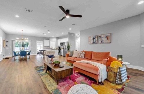 Wright House | Relax & Unwind - Spacious & Colorful 3BR House