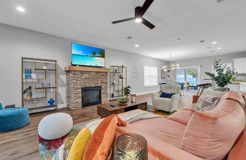Wright House | Relax & Unwind - Spacious & Colorful 3BR House