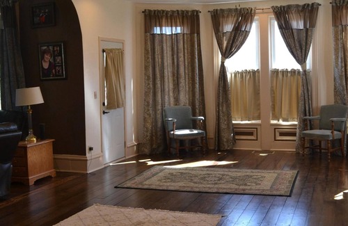 Windsor Bed & Breakfast | Relax with 2 queens, no added cleaning fees & full kitchen