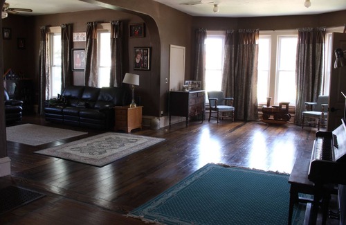 Windsor Bed & Breakfast | Relax with 2 queens, no added cleaning fees & full kitchen