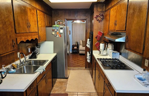 Tougaloo House | Relax with Family or Friends in this Tranquil neighborhood. 3 BR & 2 Bath