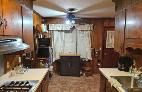 Tougaloo House | Relax with Family or Friends in this Tranquil neighborhood. 3 BR & 2 Bath