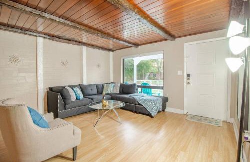 Dover Shores West House | Relax & Work 1br Porch Dining Just Steps Away