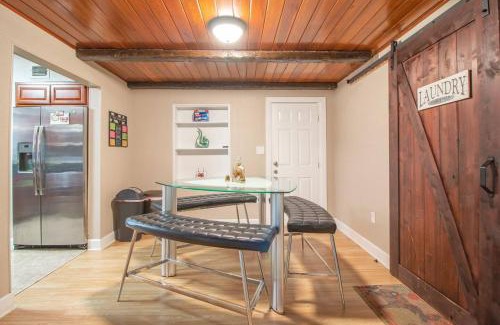 Dover Shores West House | Relax & Work 1br Porch Dining Just Steps Away