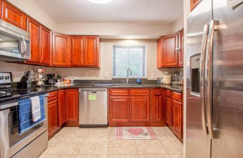 Dover Shores West House | Relax & Work 1br Porch Dining Just Steps Away