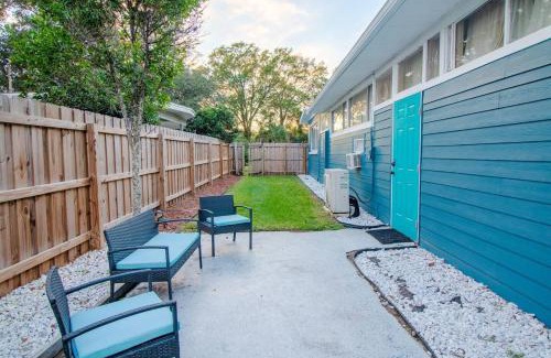 Dover Shores West House | Relax & Work 1br Porch Dining Just Steps Away