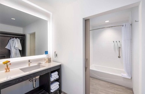 Central Area Hotel | Relaxation Awaits in Oregon's Capital! Pet-friendly Property!
