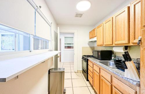 Burbank House | Relaxed and Cozy Poolside Studio - LOU2 - BUR
