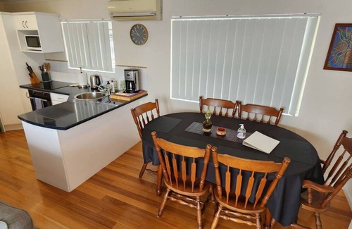 Wynnum Apartment | Relaxed Bayside Living Sleeps 4