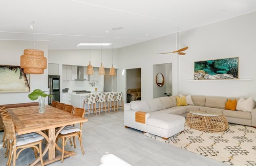 Casuarina House | Relaxed Coastal Living - Moments from the Beach