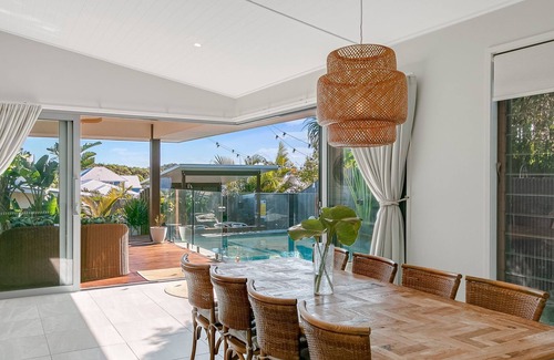 Casuarina House | Relaxed Coastal Living - Moments from the Beach