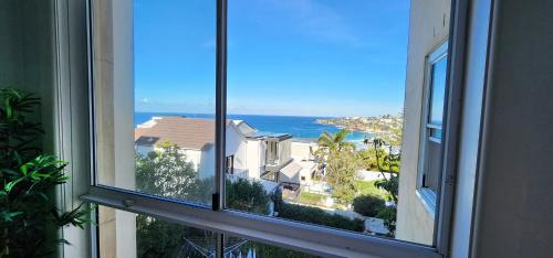 Tamarama Apartment | Relaxed Coastal Living with Fantastic Sea Views