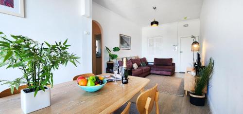 Tamarama Apartment | Relaxed Coastal Living with Fantastic Sea Views