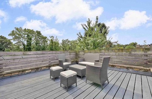 Tollington Apartment | Relaxed Crouch Hill Getaway by MoreThanStays