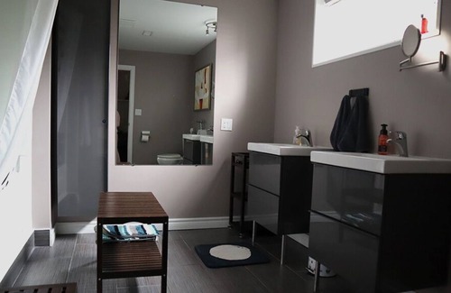 Ottawa Division Apartment | Relaxful Trendy Suite w/Fireplace