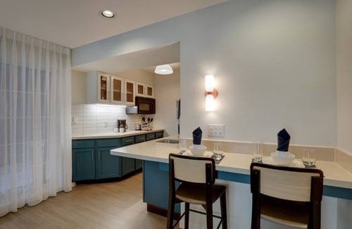 Sunnyvale Hotel | Relaxing 1 BR Suite | 3 Units w/BBQ Facilities, Mini Fridge & Swimming Pool!