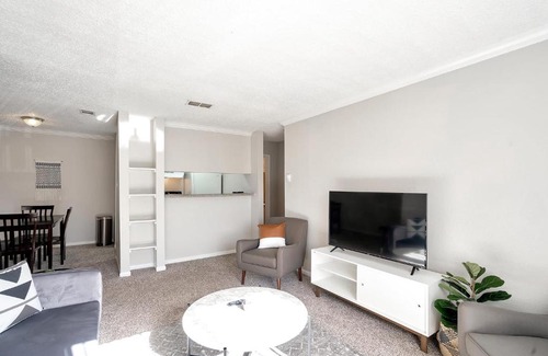 Midland House | Relaxing 1BR Suite and Swimming Pool