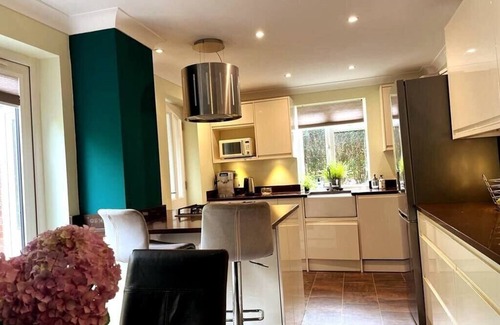 Woking House | Relaxing 2BD Retreat w/Garden and Spacious Comfort