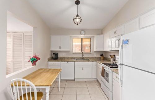 Sun City House | Relaxing 2BR plus Den Golf Retreat with Backyard and BBQ