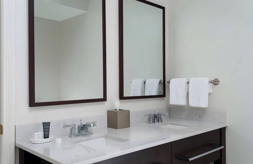 Manchester Hotel | Relaxing 3BR Retreat Perfect for Your Green Mountain Escape | Pool