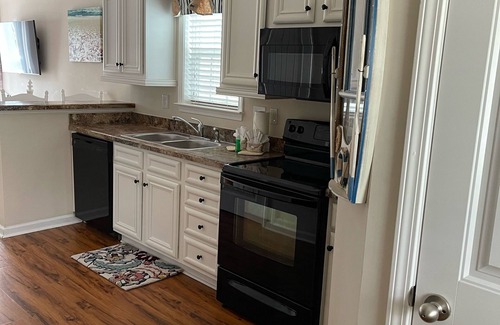Myrtle Beach Cottage | Relaxing and Cozy Cottage, only a block from the beach!