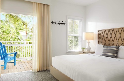 Key West Hotel | Relaxing Beach Getaway, 2BR Villa, with Onsite Pools, Onsite Parking, Shuttle!
