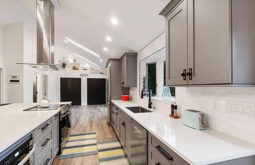 Burley House | Relaxing Beach House on Rocky Bay - waterfront!