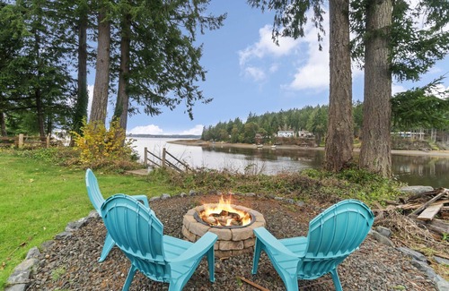 Burley House | Relaxing Beach House on Rocky Bay - waterfront!