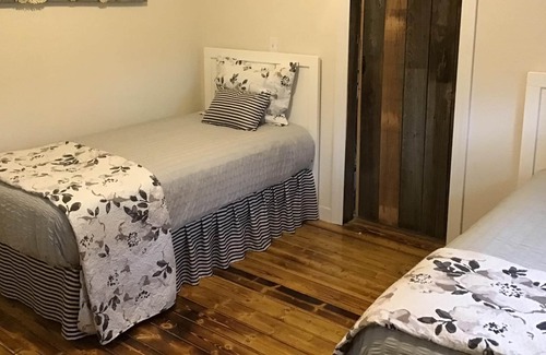 Robinsonville - Tunica House | RELAXING & BEAUTIFUL Log Cabin home 4 Bedroom 3 Bathroom Lakeside