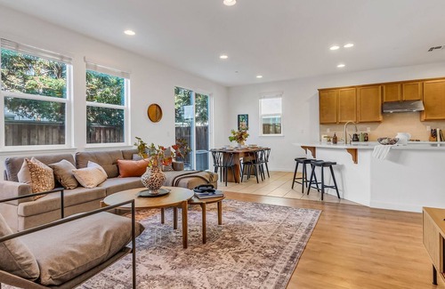 Berryessa House | Relaxing Bedroom in San Jose