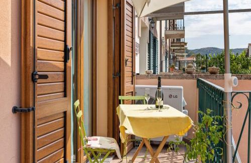 Bosa Historic Centre House | Relaxing Bosa Stay with Veranda