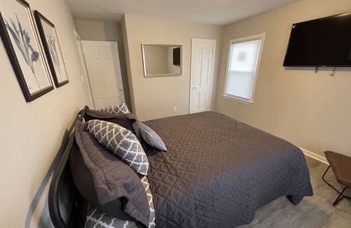 Cleveland Heights House | Relaxing bungalow w/ full body massage chair